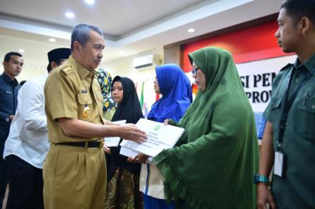 Gubernur Riau Berikan Santunan Kepada Ahli Waris Petugas Musibah Pemilu